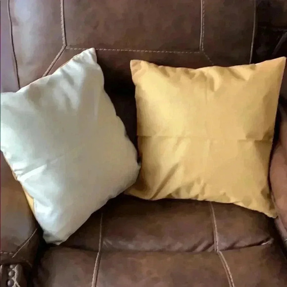 2 decor cushions New 18” by 18” - Picture 3 of 3